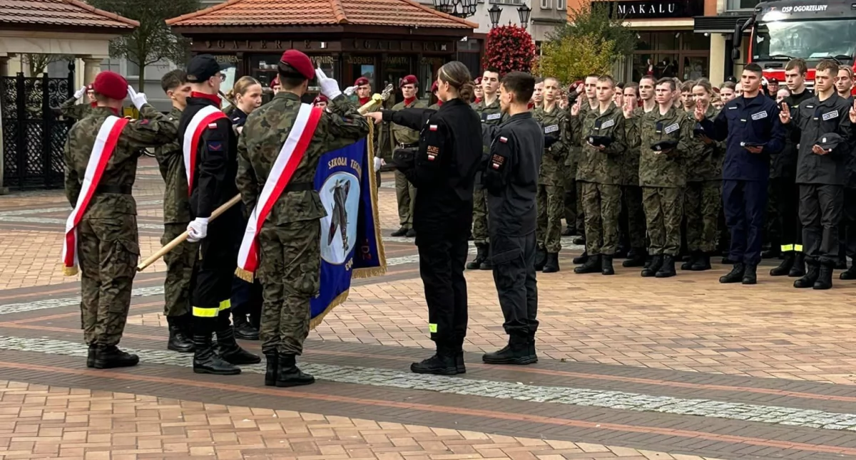 Uroczyste ślubowanie uczniów Szkoły Technicznej im. Dywizjonu 303 na Starym Rynku w Chojnicach