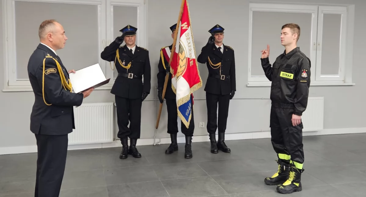 Ślubowanie nowego strażaka Macieja Brunki