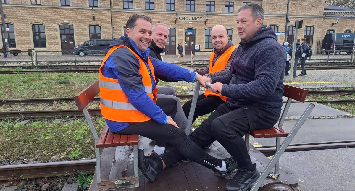Drużyna starostwa powiatowego wygrywa zawody drezynowe. To dzięki technice i sile!