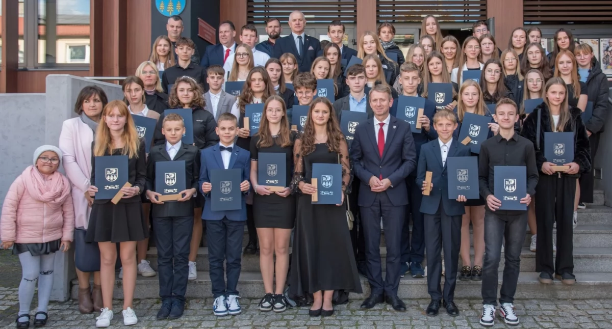 Gminne Obchody Dnia Edukacji Narodowej w Brusach: Wyróżnienia dla uczniów i nauczycieli