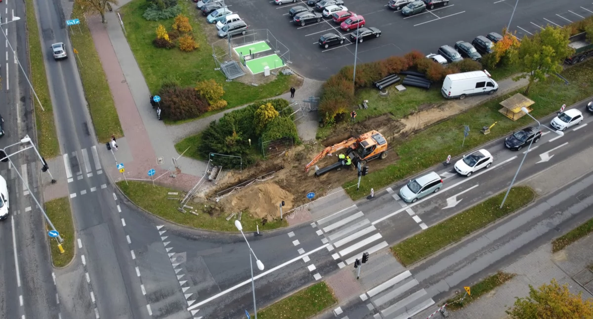 Jest już pierwsza dziura na ul. Obrońców Chojnic. Reorganizacja ruchu pieszych