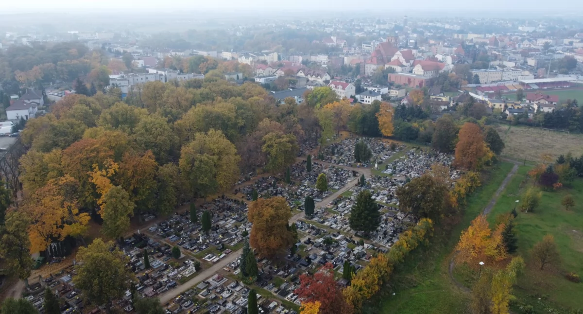 Pogoda przed Wszystkimi Świętymi: czy aura pozwoli na porządkowanie grobów w Chojnicach?