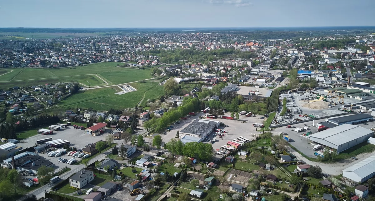 Samochody na wałach zbiornika przy Sobierajczyka