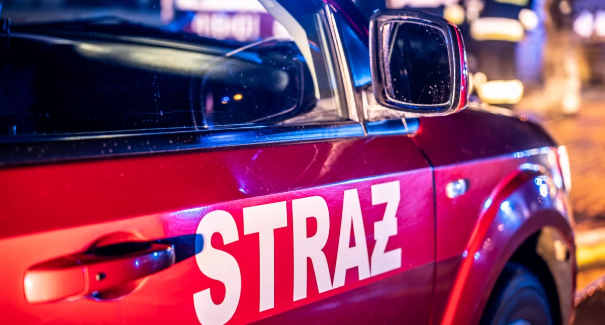 Nocny wyjazd zastępów straży pożarnej do alarmu w Topoli