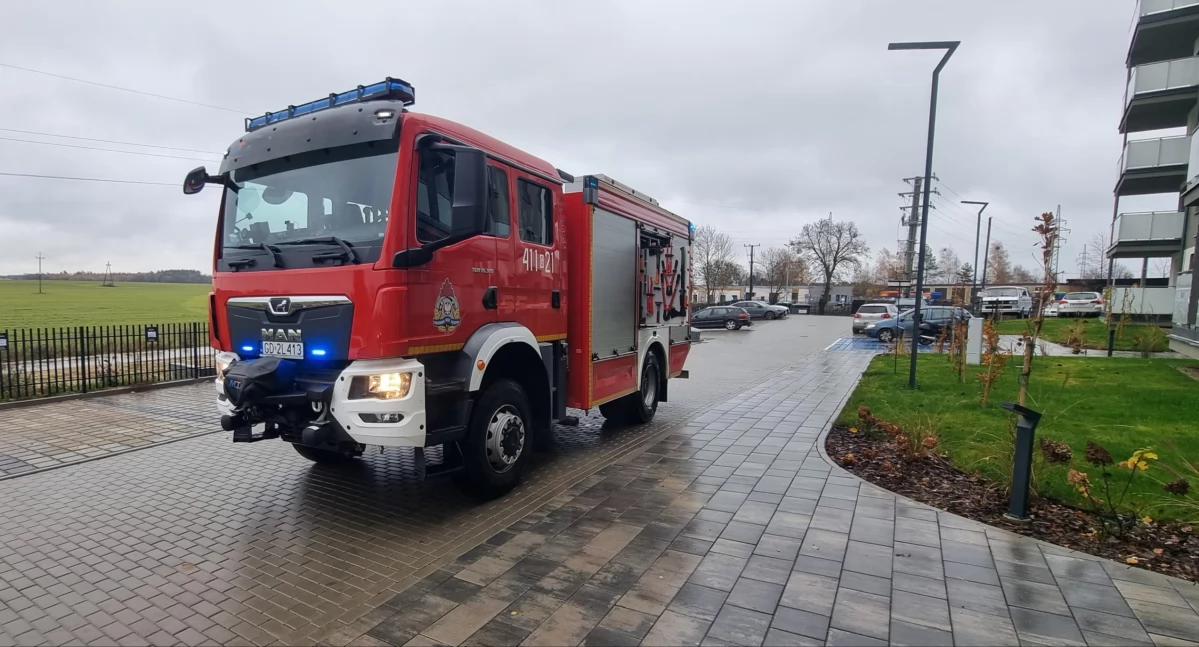 Nietypowa akcja strażaków. Ratowali osoby uwięzione w windzie
