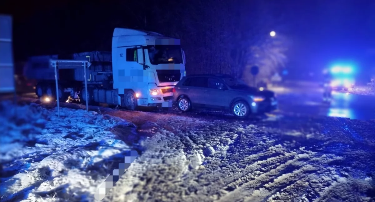 Zderzenie ciężarówki z samochodem osobowym: cztery osoby poszkodowane AKTUALIZACJA