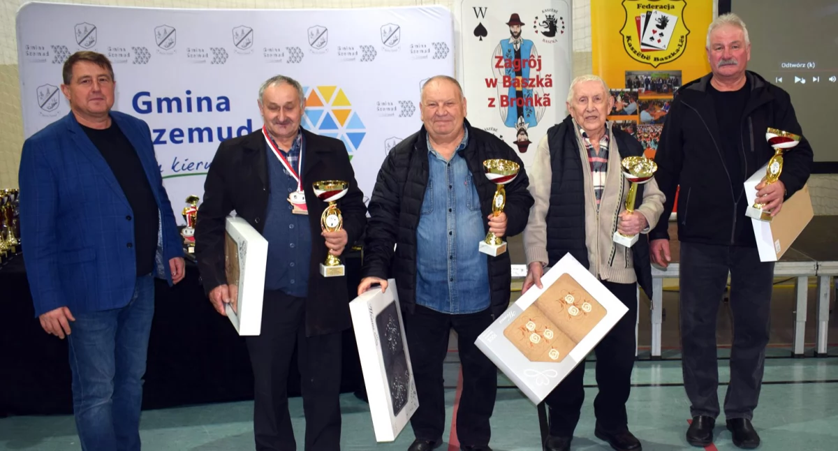 Drużyna z Angowic na podium turnieju w baśkę w Szemudzie