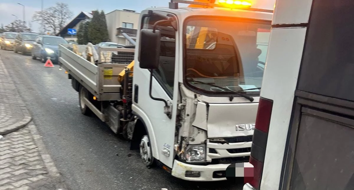  Jechał bez opony. Pijany kierowca uderzył w autobus na Kilińskiego