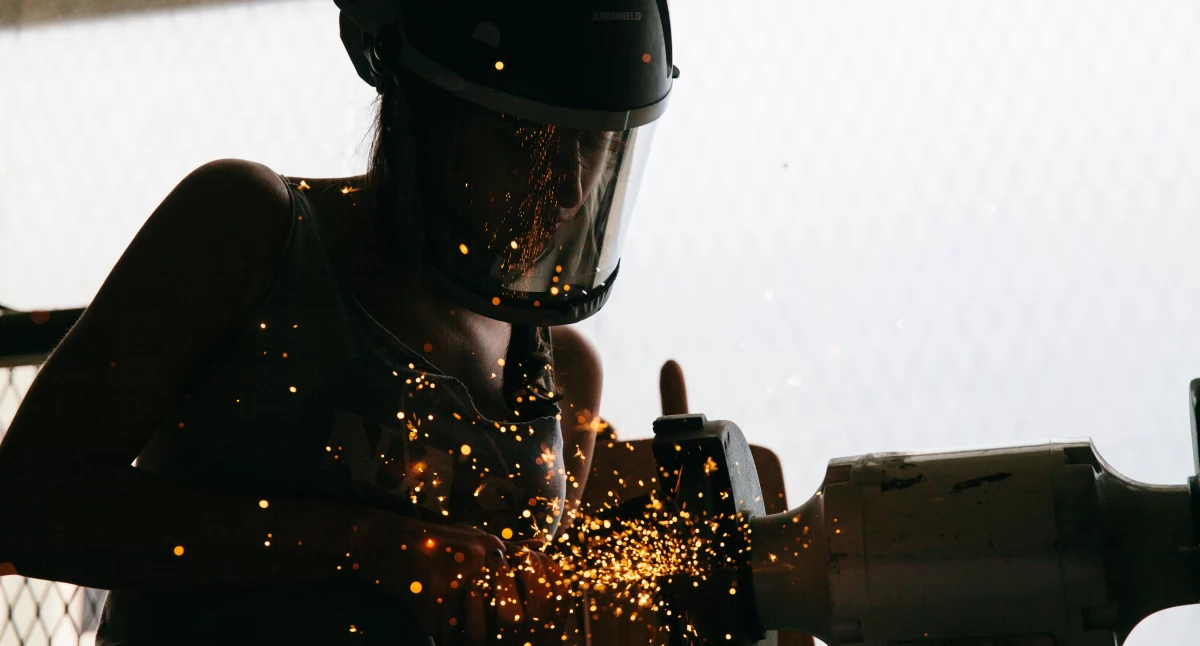 Jak cięcie laserowe metali przekształca produkcję w branży meblarskiej?