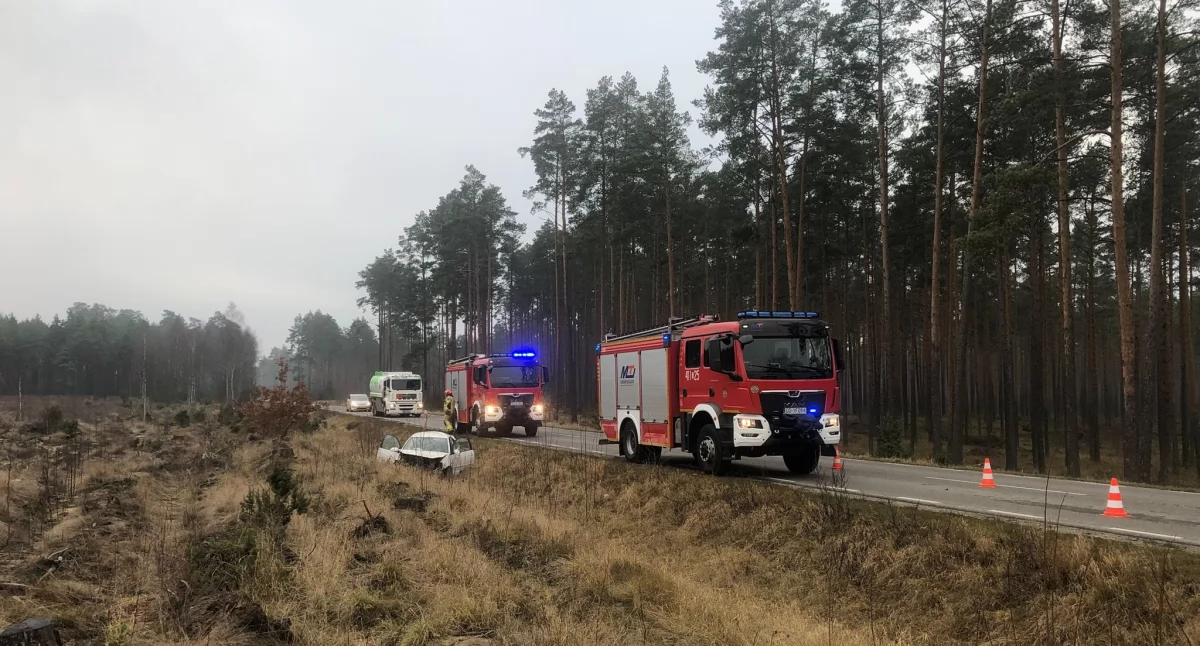 Samochód wypadł z drogi między Zbeninami a Męcikałem