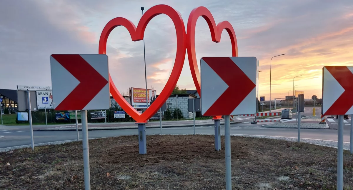 Symboliczne serca WOŚP stanęły w Chojnicach – kosztowały 56,5 tys. zł