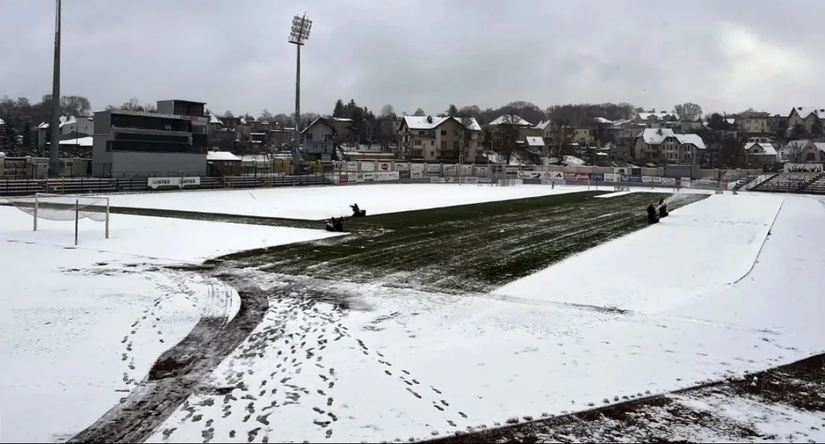 Mamy podgrzewaną murawę, a stadion trzeba było odśnieżać ręcznie. Dlaczego?
