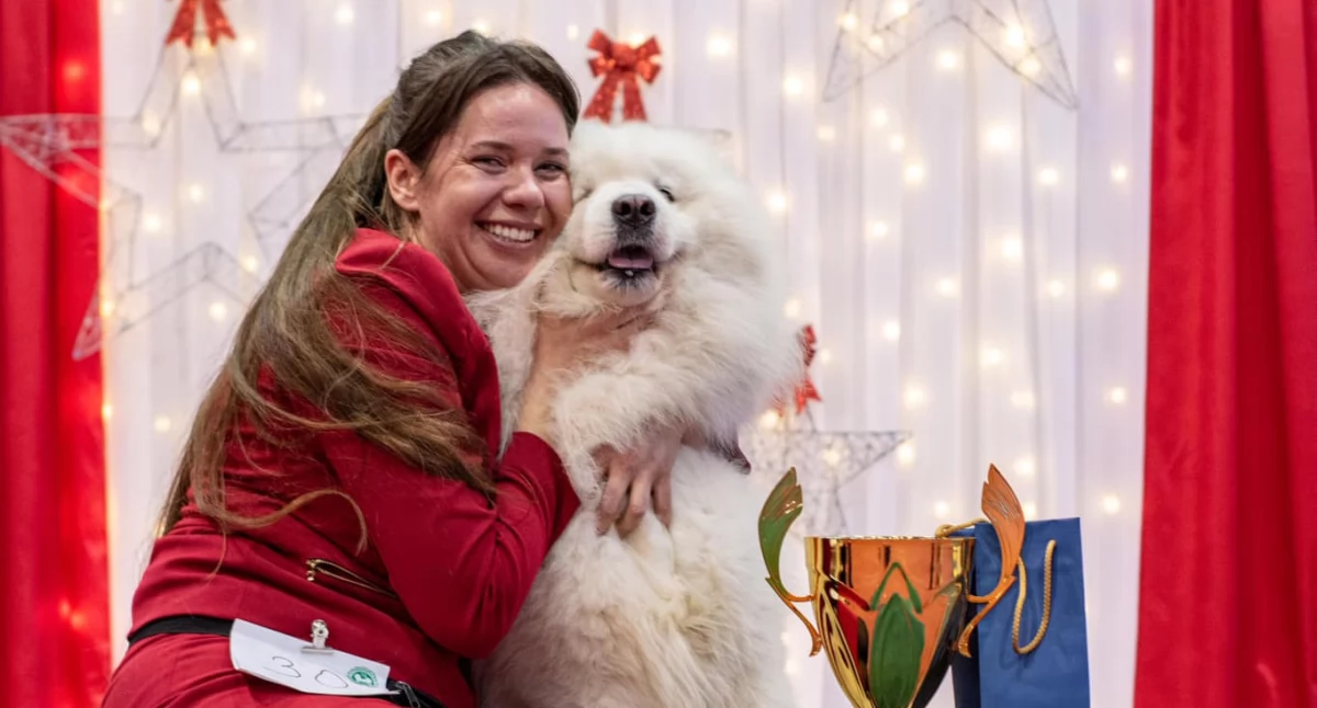 Pies Pauliny Szymańskiej zwycięża Best in Show w niedzielnej wystawie mikołajkowej
