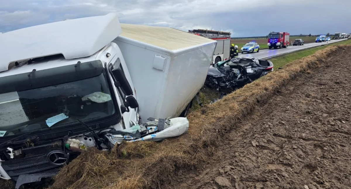 Kierowca toyoty jechał prawidłowo. Wtedy uderzyła w niego ciężarówka