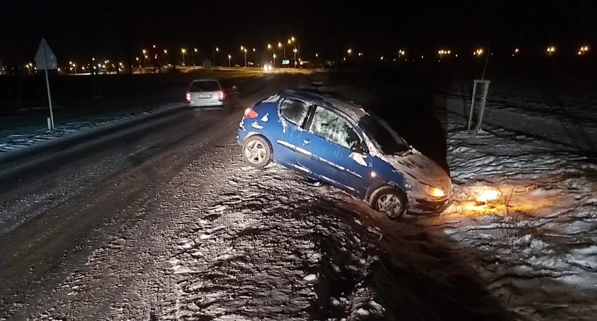 Aż 10 kolizji w dwie godziny – oblodzone drogi w powiecie chojnickim