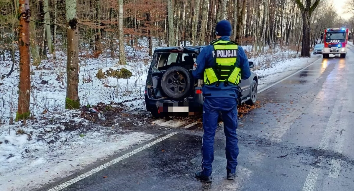 Droga przejezdna po uderzeniu osobówki w drzewo AKTUALIZACJA