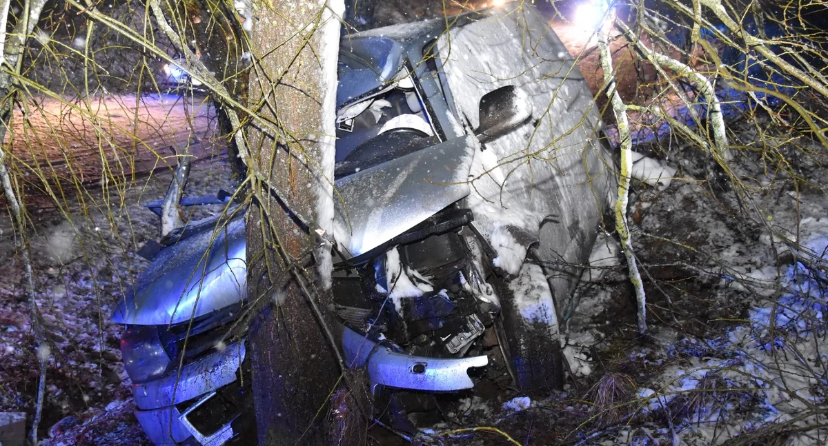 Śmiertelny wypadek. Stracił panowanie nad pojazdem na łuku drogi