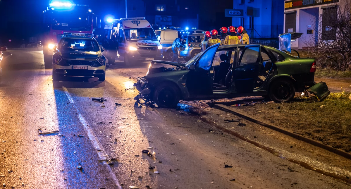 Uderzył w zaparkowane auto i latarnię. Kierowca z promilami i z sądowym zakazem prowadzenia? (AKTUALIZACJA)