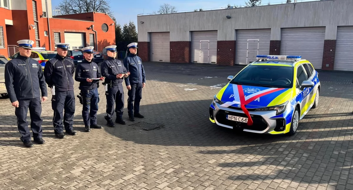 W Człuchowie policja też ma nowy samochód - Suzuki Swace Hybrid