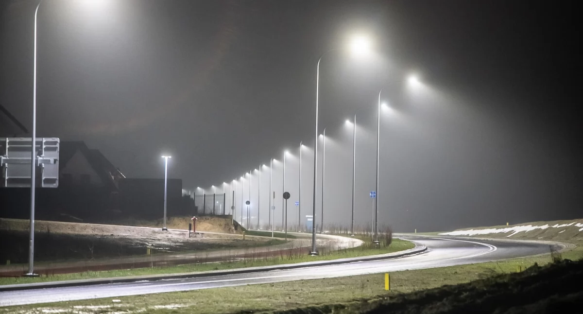Dlaczego na pustym Zachodnim Obejściu Chojnic palą się lampy?