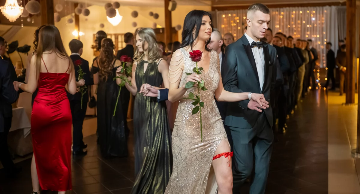 Dziś na balu studniówkowym bawią się uczniowie ze Szkoły Technicznej im. Dywizjonu 303 BZDZ