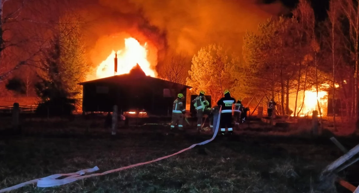 Strażacy walczą z ogniem w miejscowości Lamk 
