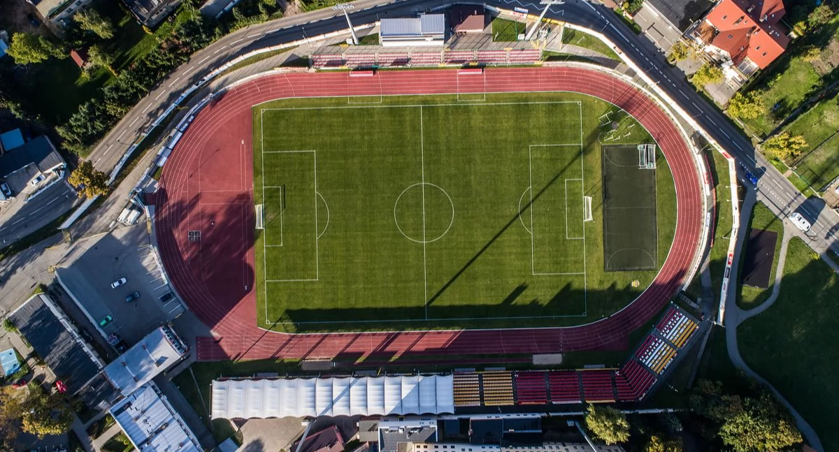 Nowa nawierzchnia na stadionie Chojniczanki – kiedy i za ile?