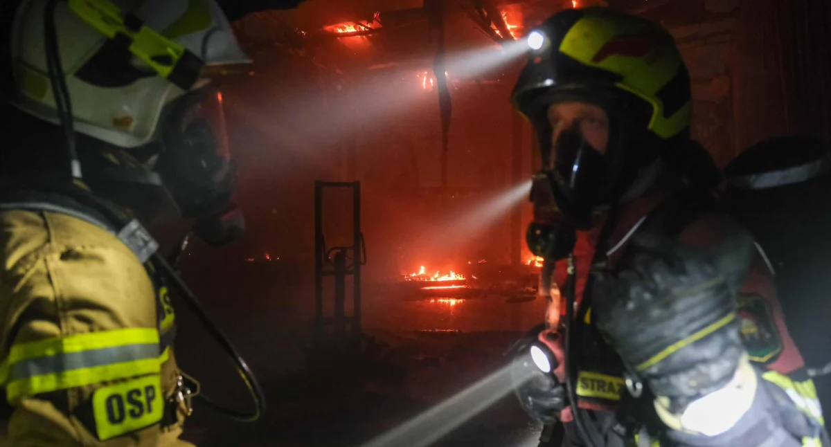 Strażacy z Chojnic walczą z pożarem hali w Gdańsku 