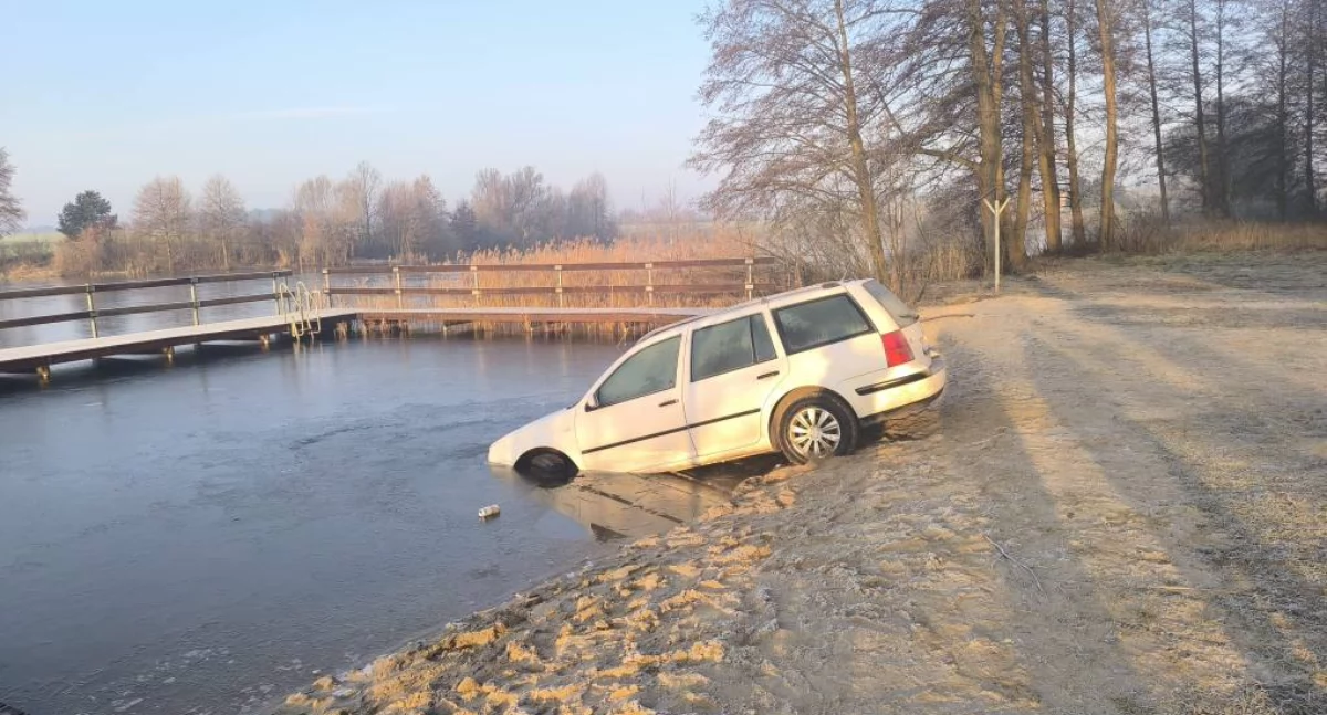 Golf wjechał do jeziora. Właściciel z dużym mandatem