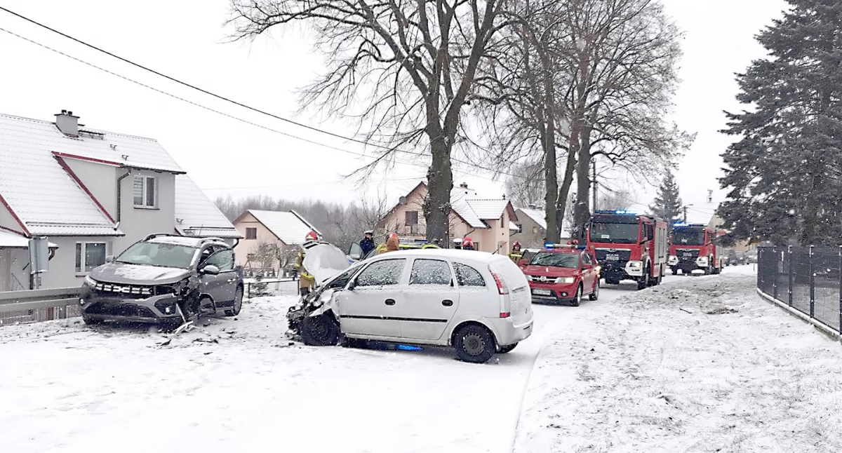Uwaga kierowcy, na drogach ślisko. Zderzenie osobówek w Lichnowach