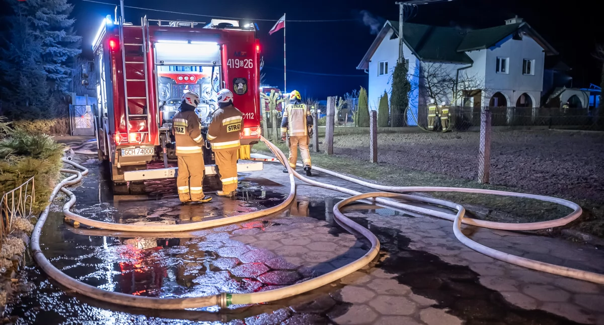 Pożar dachu budynku mieszkalnego w Silnie – na miejscu dziesięć zastępów straży