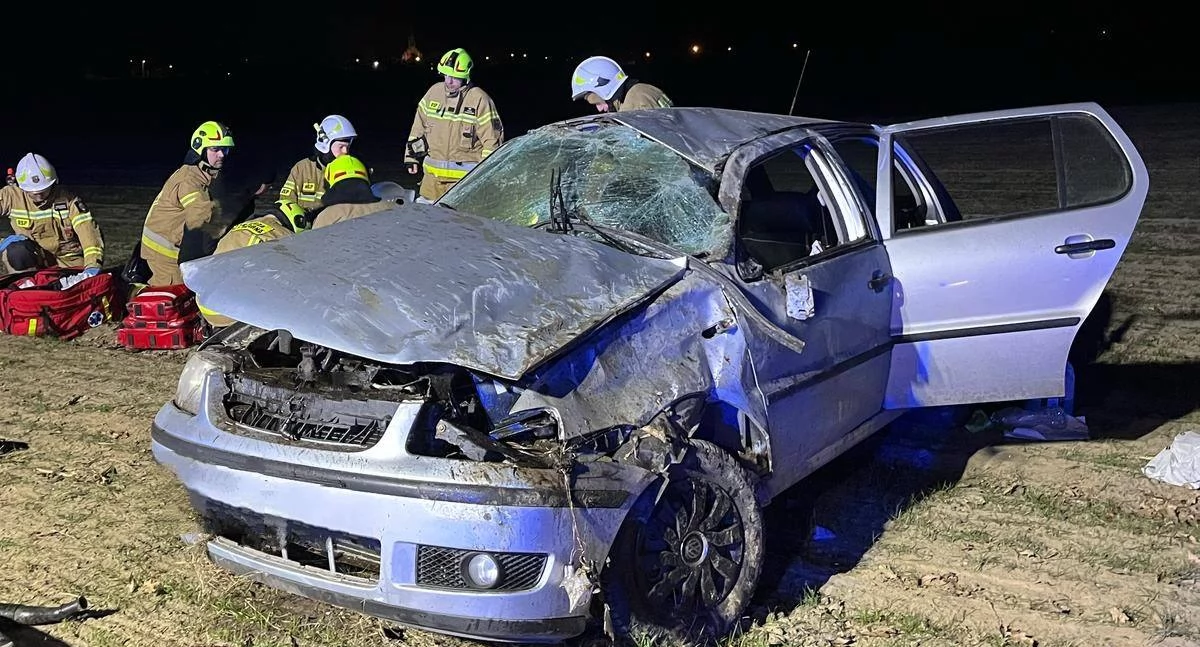 Dachowanie samochodu osobowego na drodze gruntowej w Łęgu. AKTUALIZACJA