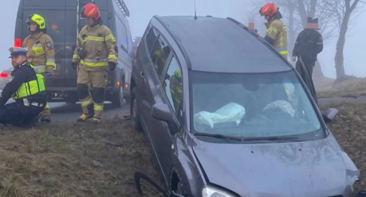 Samochód w rowie. 45-letnia kobieta trafiła do szpitala