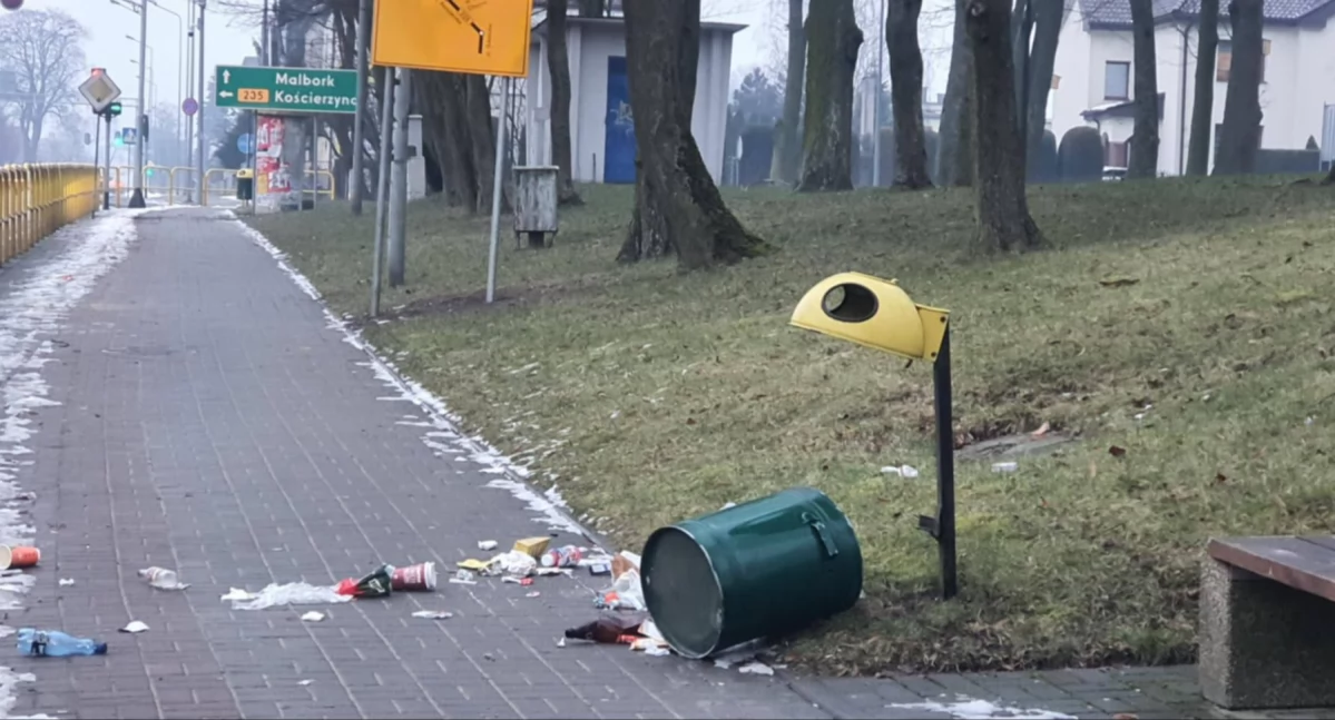 Zniszczone nasadzenia w parku przy ChCK. Straż Miejska analizuje monitoring