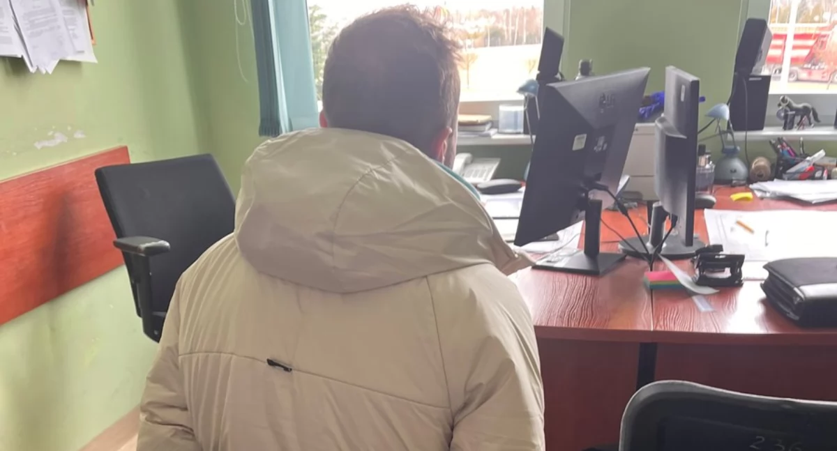 Policja zatrzymała sprawcę zniszczenia elewacji i przebicia opon w Polnicy