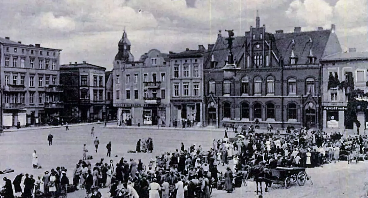 Parówki na jarmarku w Chojnicach. Prosto z ręki do ust