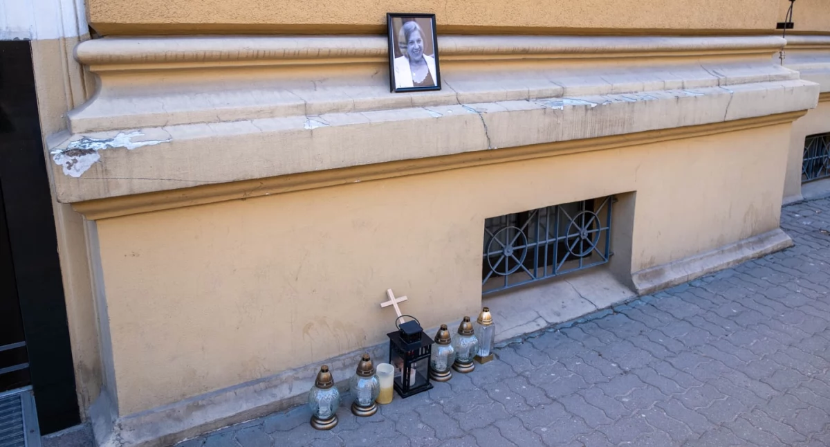 Znicze i krzyż pod Sądem Rejonowym w Chojnicach upamiętniające Barbarę Skrzypek