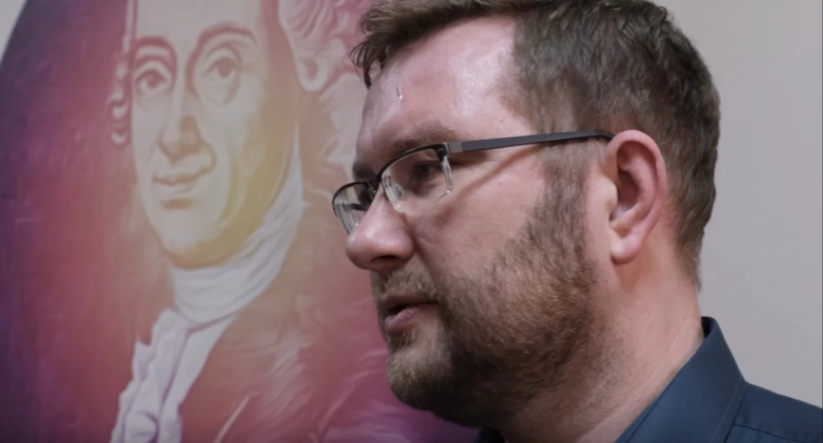 Wrzutomat w Miejskiej Bibliotece Publicznej w Chojnicach – nowa opcja dla seniorów