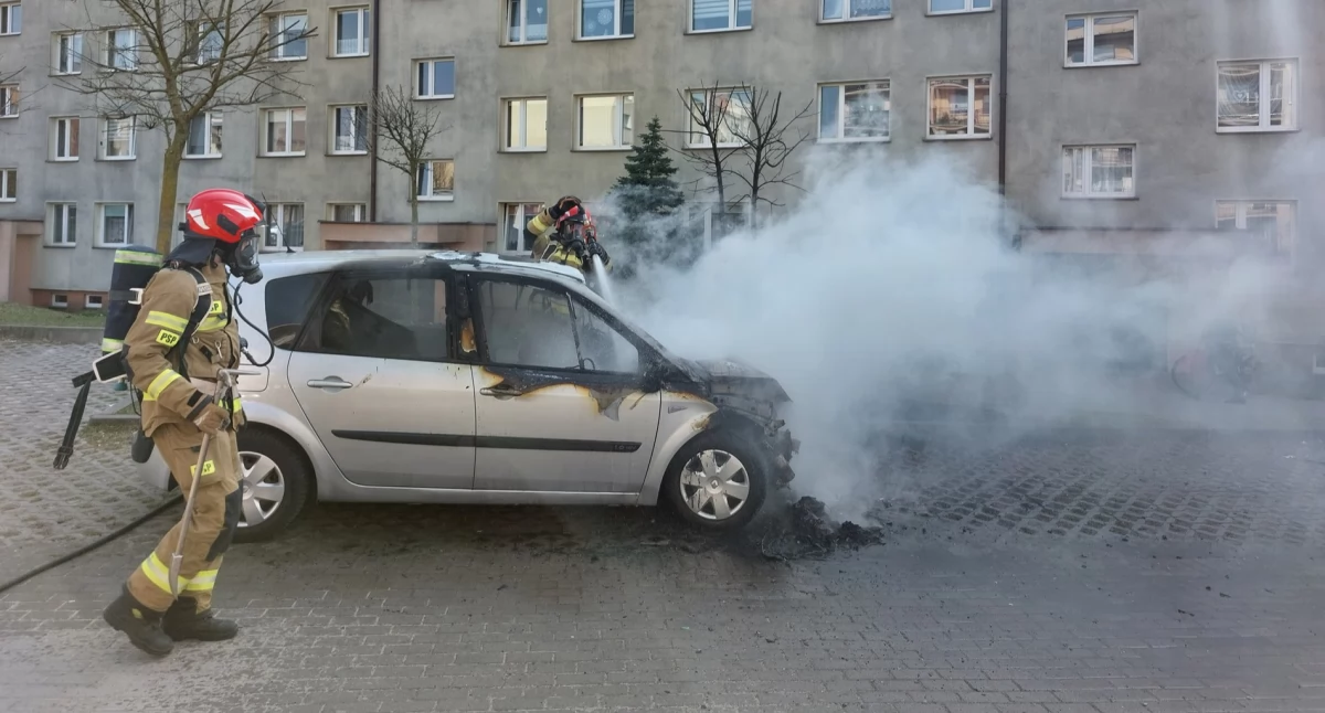 Samochód spłonął na parkingu w Chojnicach
