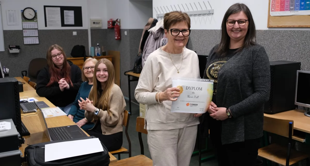 Seniorzy uczą się bezpieczeństwa w sieci – kurs w Technikum nr 3 w Chojnicach