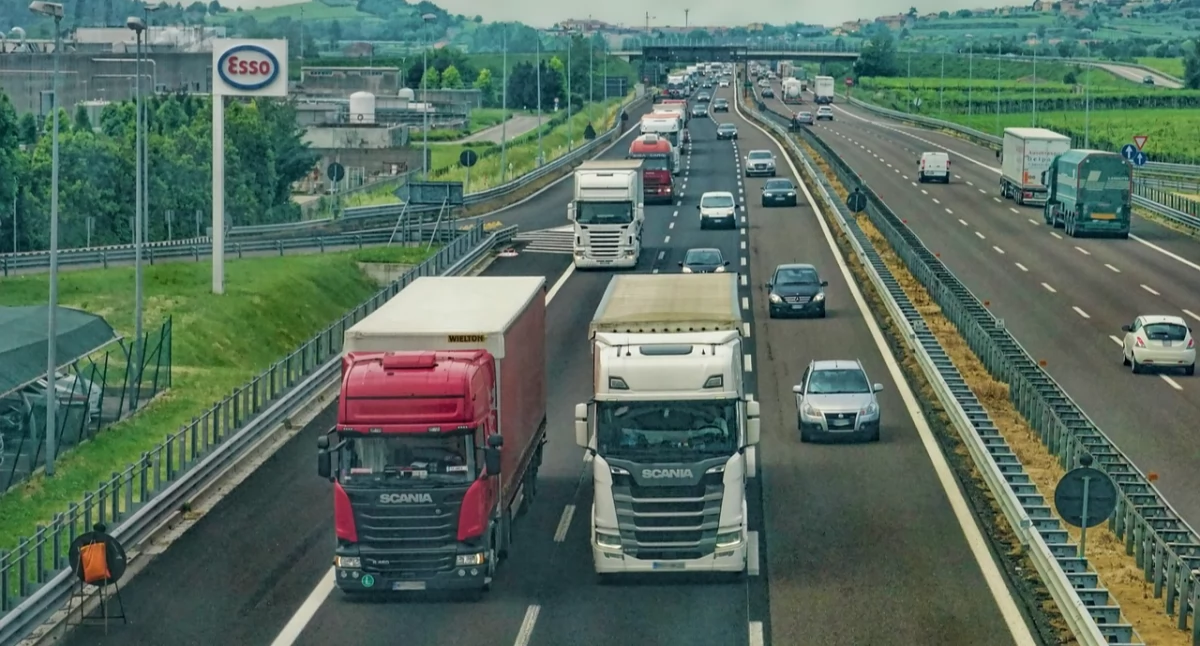 Licencja transportowa – kiedy jest potrzebna i jak ją uzyskać?