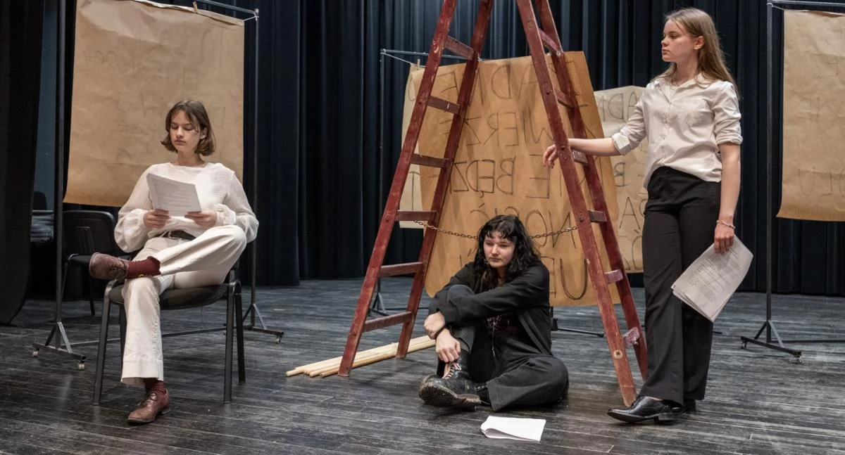 Teatr, który stawia pytania . Folwark Zwierzęcy w wykonaniu młodzieży z Chojnickiego Centrum Kultury