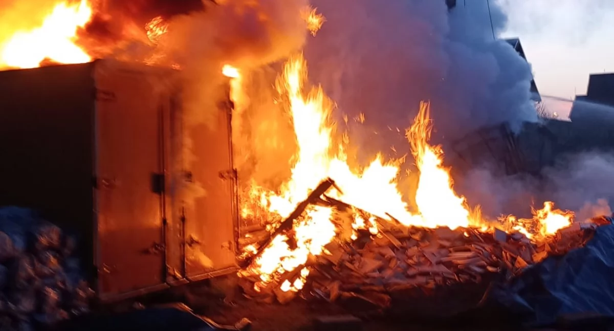 Pożar pieczarkarni. Strażacy bronili budynek mieszkalny