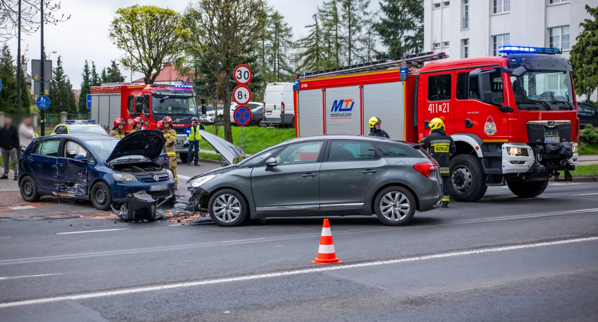 Zderzenie dwóch samochodów w Chojnicach. Utrudnienia na skrzyżowaniu Kościerskiej i Wicka Rogali