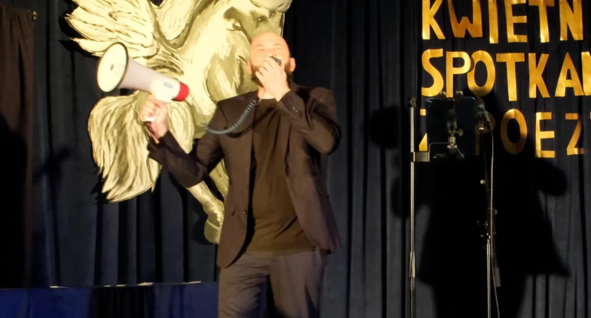 Piotr Rutkowski z Projektem Wolność. Poruszający występ aktora na poetyckiej gali