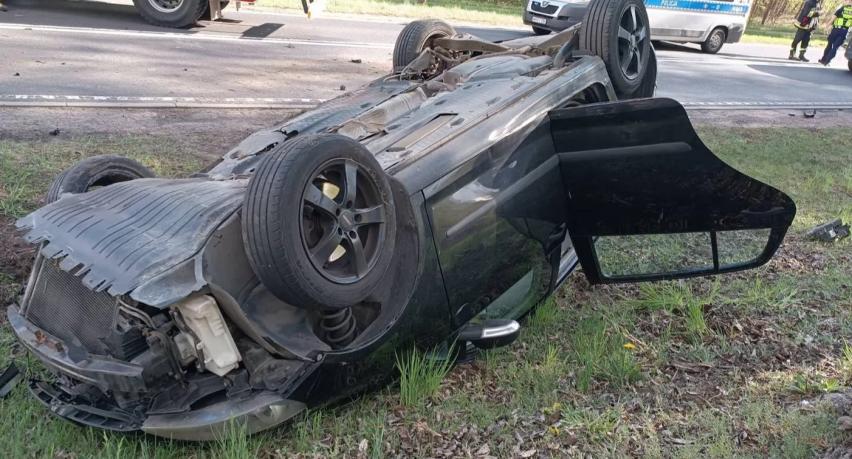 Wypadek na DK22 pod Człuchowem. Samochód elektryczny wyprzedzał volkswagena