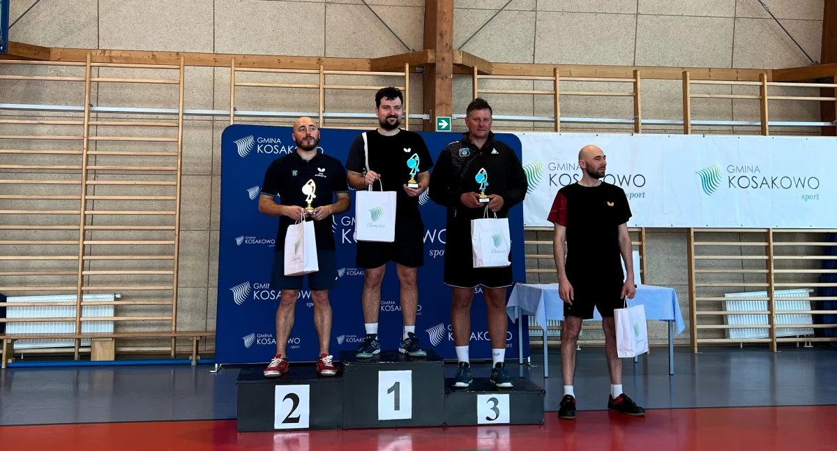 Michał Brieger na podium Otwartych Mistrzostw Gminy Kosakowo w tenisie stołowym