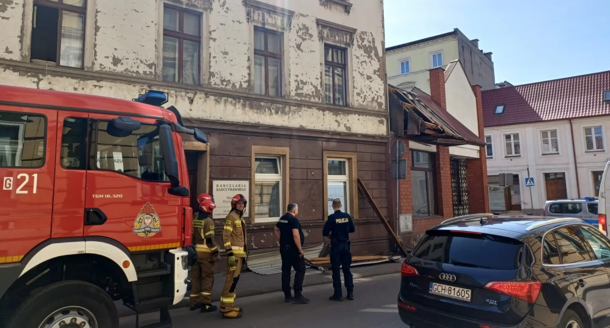 Strażacy interweniowali na ulicy Młyńskiej w Chojnicach – usuwali zagrożenie z uszkodzonego dachu
