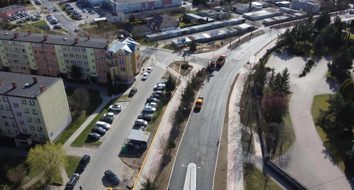 Nowy asfalt na Obrońców Chojnic już pod koniec maja. Wkrótce kolejny etap prac