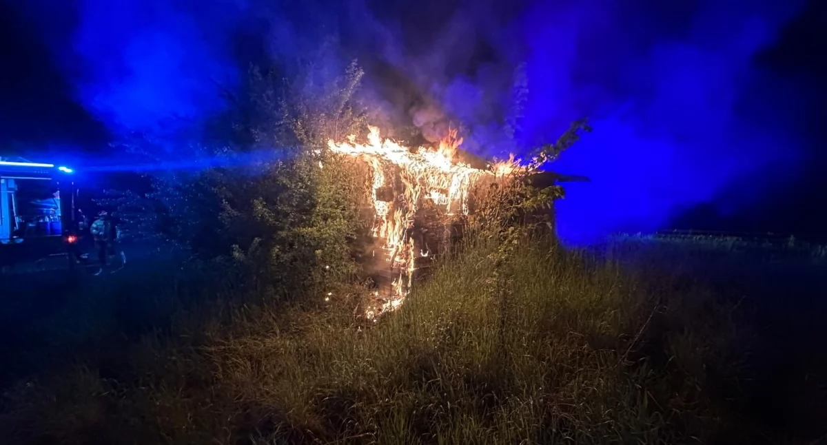 Pożar drewnianego kiosku w Nieżychowicach – nikt nie ucierpiał
